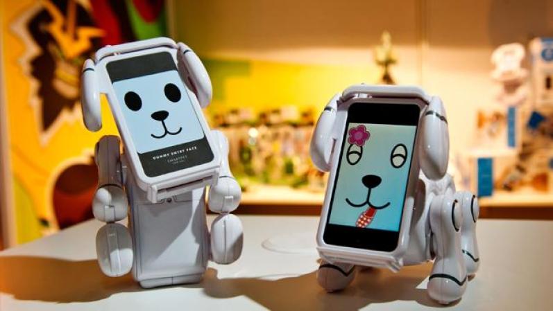 En tiempos más recientes, la tecnología celular también ha encontrado un lugar en los estantes de juguetes