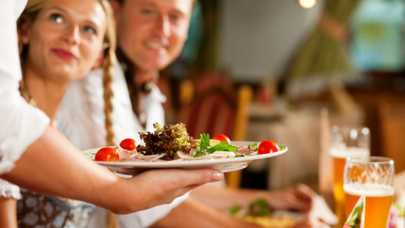 La Academy of Nutrition and Dietetics recomienda algunos consejos para no descuidar la dieta si vas a comer fuera. No te los pierdas.