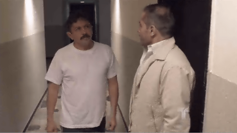 Se topa con Pineda, quien estaba justo frente a la habitación del Coronel.