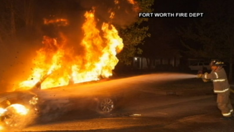 7 DE ABRIL, 2014 – Las autoridades buscan a unos pirómanos en serie que incendiaron nueve vehículos en Fort Worth.