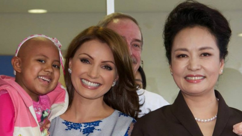 5 DE MAYO DEL 2013 – Las primeras damas de China y México, Peng Liyuan y Angélica Rivera, visitan un hospital de niños.