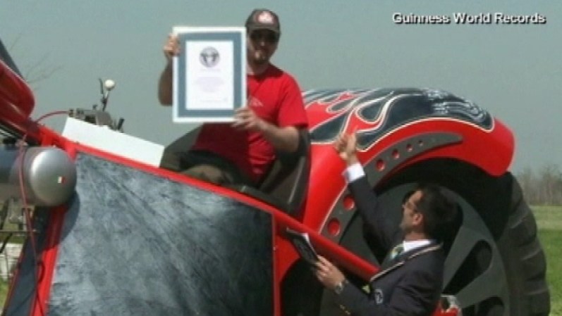 De regreso a Europa, el italiano Fabio Reggiani es reconocido como el creador de la motocicleta más grande del mundo...