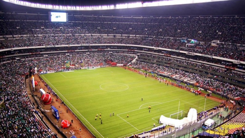 Pero si de azteca y pasión por México se trata… pocas cosas hacen latir más el corazón que el Estadio Azteca lleno de pasión y orgullo por el tricolor.