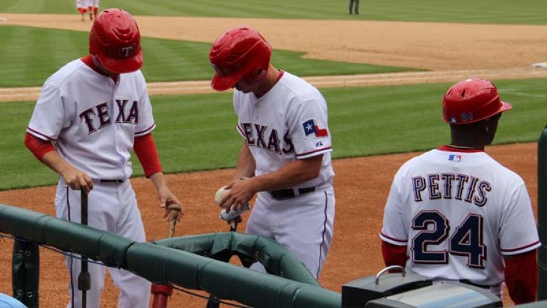22 DE ABRIL, 2013 – Los Texas Rangers empiezan con todo en esta temporada de beisbol después de arrasar 11 a 3 a los marineros de Seattle.