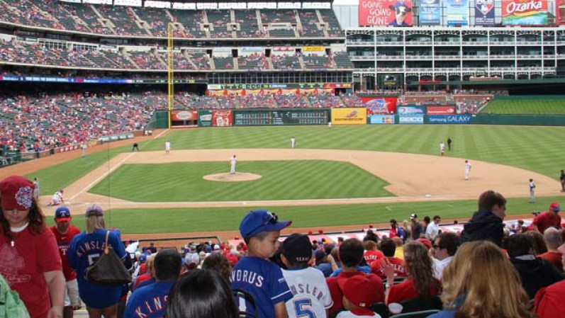 El juego acabó con un arrasador 11 a 3 a favor de los Texas Rangers.