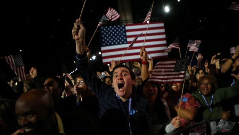La gente ondeó banderas de Estados Unidos en señal de alegría por el triunfo de Obama.