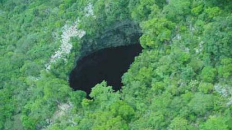 El “Sótano de las Golondrinas” es una cueva vertical de más de 500 metros de profundidad y 60 metros de diámetro.