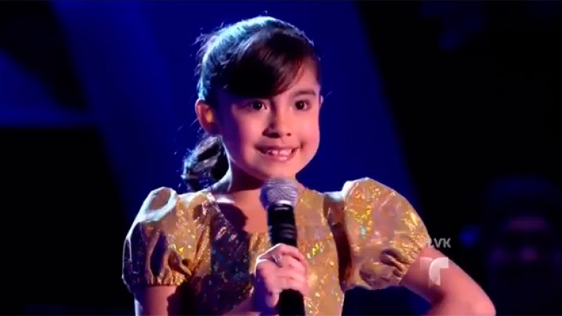 Génesis Rodríguez, de 7 años de edad, llegó desde California y conquistó con "Girls just want to have fun". Se unió a Team Royce.