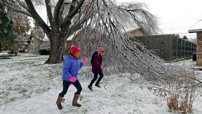 10 DE DICIEMBRE, 2013 - Mientras unos sufrían en sus casas sin electricidad, otros aprovechaban el mal tiempo para divertirse. Aquí algunas fotos de la tormenta invernal en el norte de Texas.