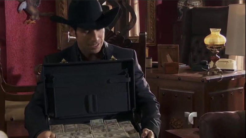 Aurelio entrega a "Letrudo" el dinero que le prometió.