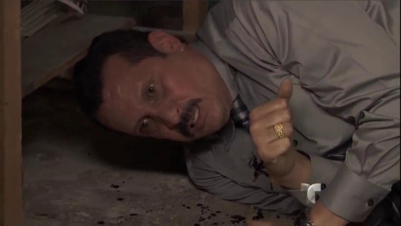 El Mocho da dos balazos a don Oscar, quien cae malherido.