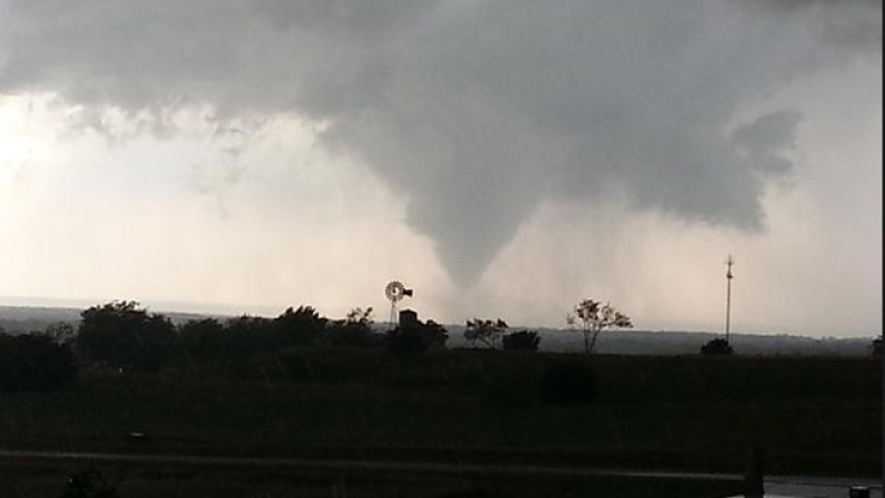 Se convirtió rápidamente en varios tornados que llegaron a Grandbury, Texas, alrededor de las 8 pm del miércoles en la noche.
