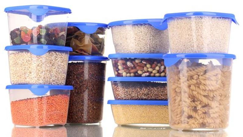 Algunos productos para almacenar: Agua embotellada, leche envasada aséptica o leches de origen vegetal, comida (como cereales) en barras, frijoles en conserva bajos en sodio, pescados o aves de corral en conserva y con bajo contenido de sodio, verduras enlatadas y liofilizadas, frutas en conserva y frutos secos.