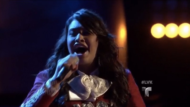 Natalia Moya (mexicana residente en Downey, California) llegó al escenario.