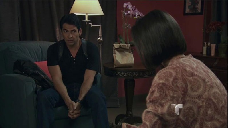 Marco pregunta a Leonor si quiere hablar de lo sucedido. Ella rompe en llanto.