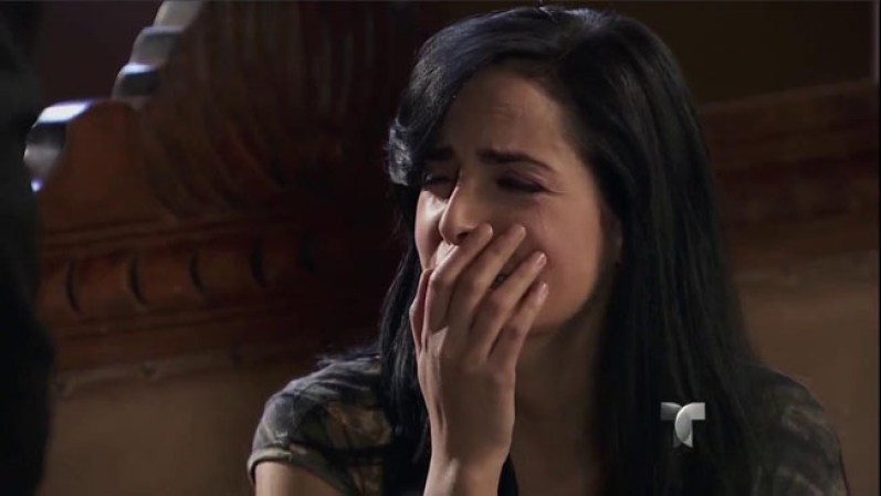 Aurelio da a Ximena la noticia de la muerte de su padre.