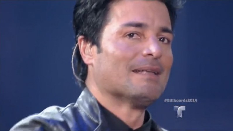 Emocionado, con lágrimas en los ojos, saludó con sus manos al cielo al terminar su canción, mientras el público lo aplaudía de pie.