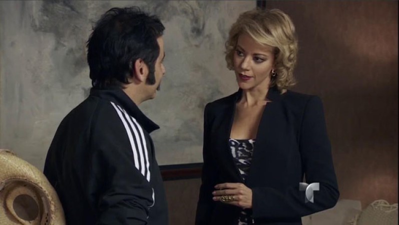 El Cabo visita a Doña Mónica para invitarla a salir.