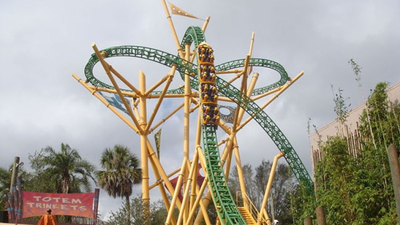 En 1959, las de madera, aunque en la actualidad todavía existen, pasaron a un segundo plano. Ese año se inauguró el parque temático de Disneyland, el que introdujo una de las más grandes innovaciones de este mundo: el acero tubular.