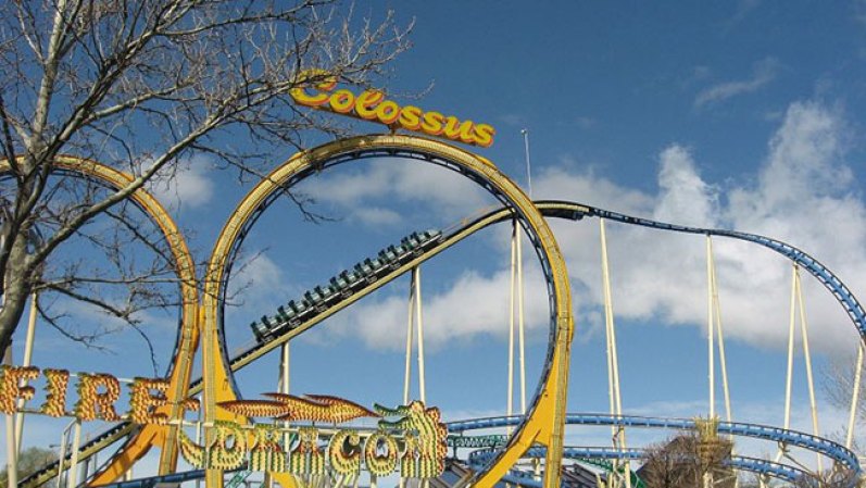 Matterhorn Bobsleds, fue la primera coaster en usar una vía con raíles de acero con forma tubular. De forma diferente a los railes de madera tradicionales, estas pistas se pueden doblar en cualquier dirección, lo que permite incorporar rizos, tirabuzones, y otros muchos elementos en sus diseños.