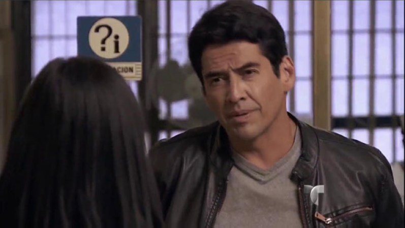 Mejía se encuentra con Ximena en el hospital y le propone que lleguen a un acuerdo.