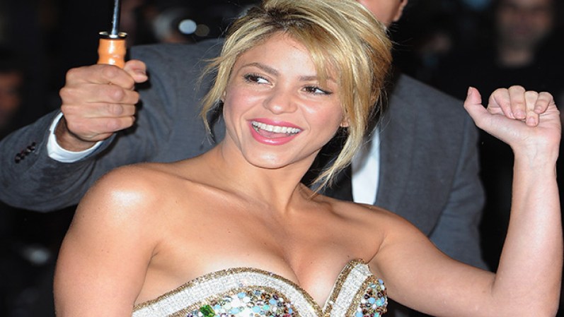 Shakira es la fundadora de la Fundación Pies Descalzos, creada en 2003, ha construido varios colegios, lo que le ha valido el título de embajadora de buena voluntad, concedido por UNICEF.