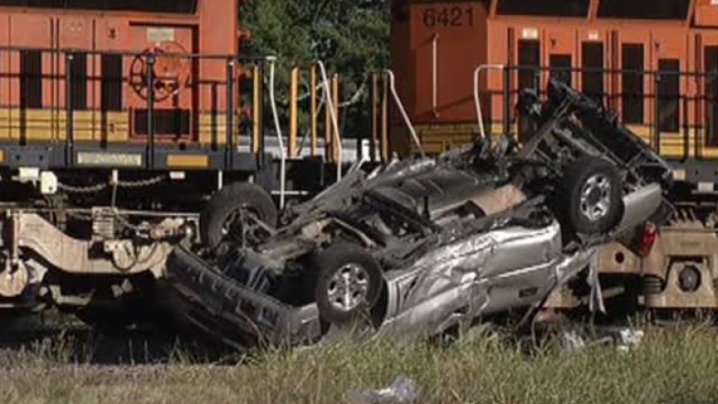 Un grupo de rescatistas dijo que cuatro personas han sido hospitalizadas después de que el vehículo en donde iba una familia fue arrollado por un tren en Fort Worth.