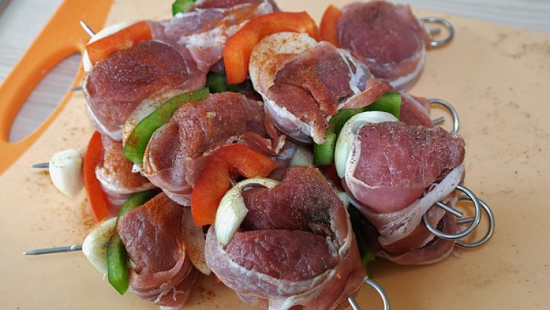 Comer carne roja mas de una vez a la semana aumenta las arrugas en la piel, endureciendo las paredes de los vasos sanguíneos.