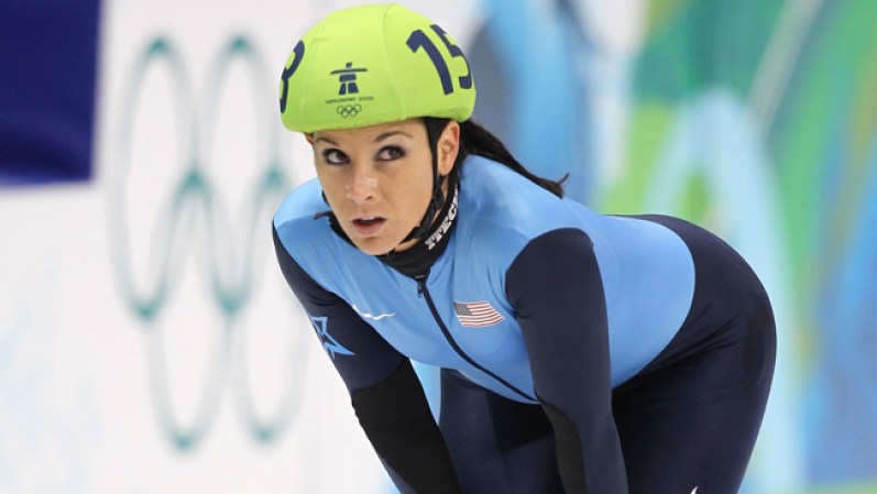Allison Baver: La atleta de 31 años, originaria de Pensilvania, ha sobresalido en su disciplina de patinaje de velocidad sobre hielo.