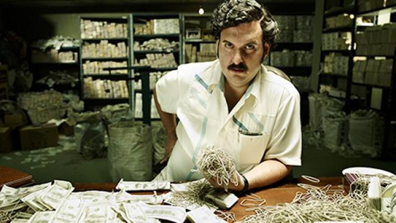 Pablo Escobar Gaviria de "Escobar, El Patrón del Mal". Comienza su historial delictivo como ladrón de lápidas, después pasa al contrabando y finalmente al narcotráfico. Escobar se convierte en uno de los sicarios más ricos y temidos de Colombia.
