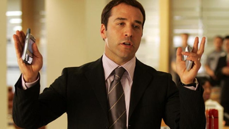 Entourage: El neurótico agente de Hollywood Ari Gold (Jeremy Piven) haría lo que fuera por su cliente favorito Vince Chase, pero con sus colegas y su asistente es un ser despiadado que ofende a todos por igual.