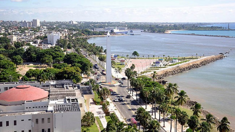 Santo Domingo consiste en una ciudad fundamentalmente cultural con la mayor cantidad de museos del Caribe. Entre ellos se distinguen el Museo del hombre Dominicano y el Museo de Arte Moderno.