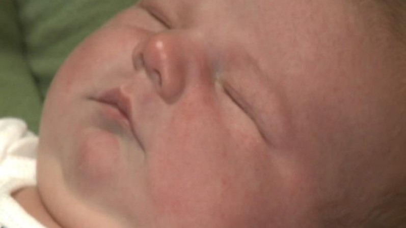 Nace bebe gigante sin cesárea ni anestesiaAsher pesó 14 libras, sin cesárea ni anestesia.