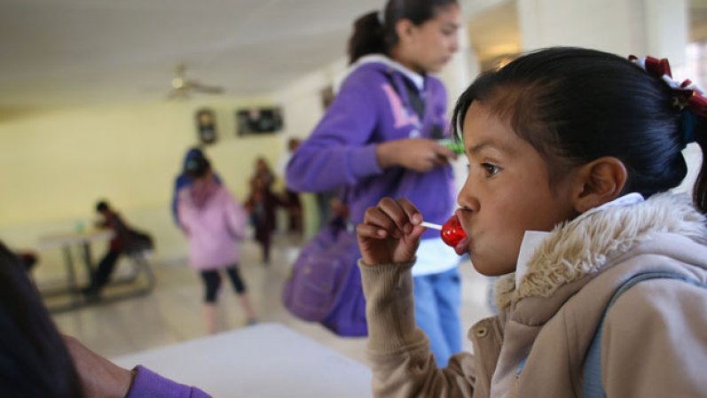 Los más pequeñitos asisten a la escuela y reciben asistencia de la misma organización sin fines de lucro.