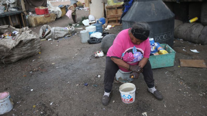 No hay suministro de agua, así que se las arreglan como pueden.