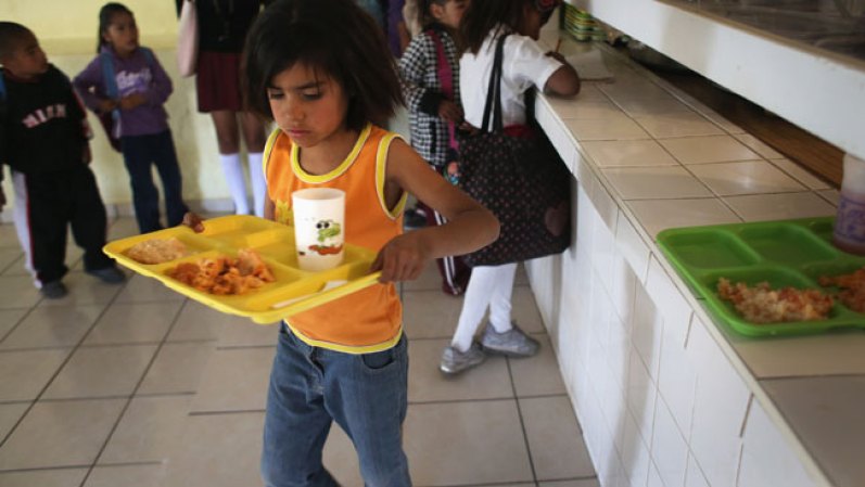 Los niños reciben un almuerzo gratis en el "Hogar de la Esperanza".