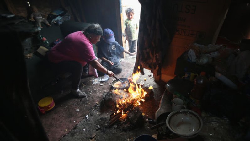 Una familia prepara comida caliente.