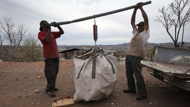 Algunos son ex trabajadores indocumentados deportados a México de los Estados Unidos.