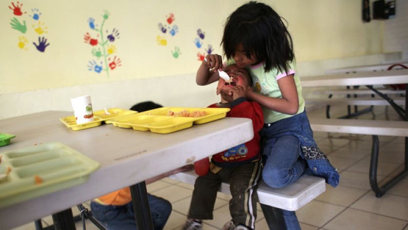 Los menores son alrededor de cien, que van a la escuela cada día.