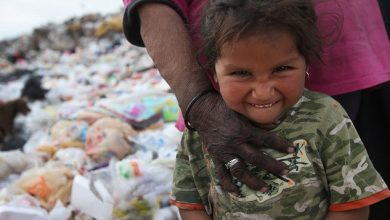Unas treinta familias viven en el vertedero Tirabichi en Nogales, México. Viven del reciclaje. Sacan aluminio, cartón, láminas y madera y entonces lo venden a las recicladoras.