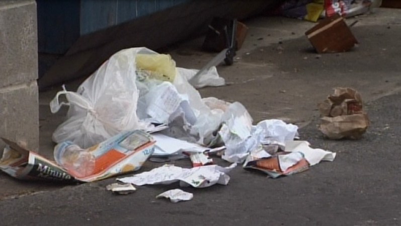 Entre la basura se encontró una bolsa que contenía el nombre de la madre y la unidad del apartamento donde vivía.