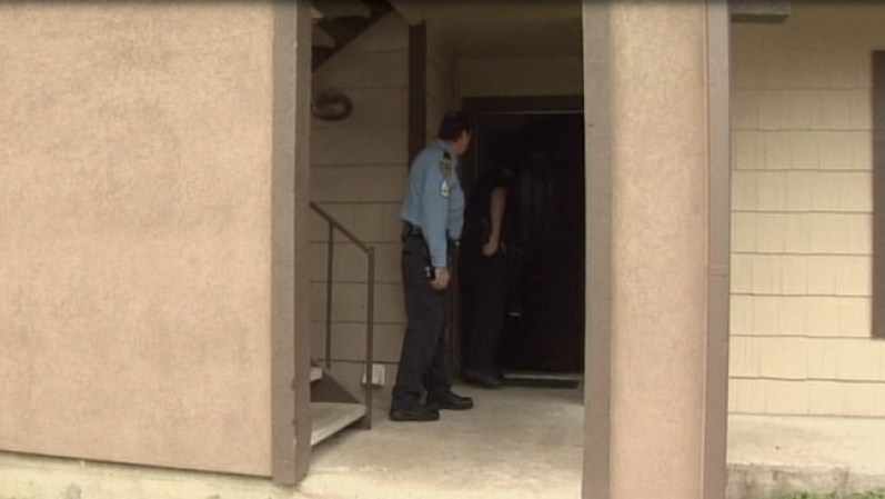 La policía allanó el apartamento en búsqueda de la madre del bebé. Sin embargo, este estaba vacío.