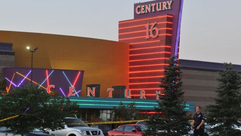 20 DE JULIO DE 2012 - Un individuo irrumpió en un cine de las afueras de la ciudad estadounidense de Denver, lanzó un bote de humo y disparó al público, causando la muerte de al menos 12 personas y heridas a otras 38, informó el jefe de policía local, Dan Oates.