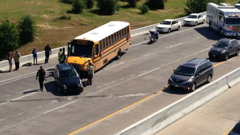 Siete personas resultaron heridas después de que un autobús escolar chocó cerca del centro de la ciudad de Fort Worth.