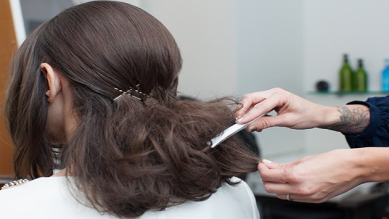 Alborota un poco el cabello suelto. Si tienes ondas naturales puedes saltar este paso.