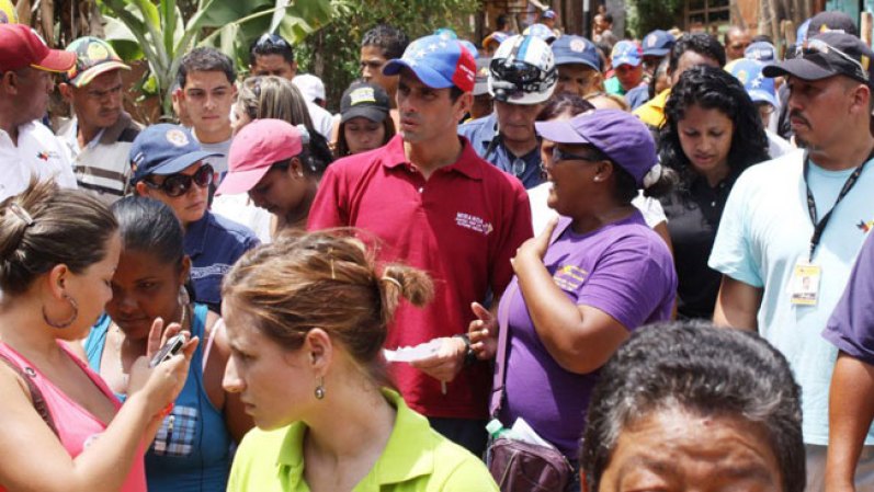 Los hechos sucedieron durante el Golpe de Estado de 2002, que apartó al presidente Hugo Chávez brevemente del poder. La Fiscalía Nacional lo acusó de haber violado principios internacionales al haber entrado a la embajada y solicitado la inspección del edificio.