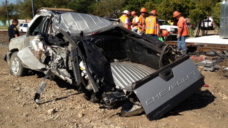 29 DE AGOSTO - Cuatro personas han sido hospitalizadas después de que un tren arrolló un auto.