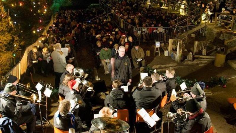 Castleton (Inglaterra): Una pequeña villa inglesa con alegres árboles de Navidad pudiera ser atractivo suficiente, pero poder también cantar villancicos dentro de cuevas alumbradas con velas hace que este lugar sea uno de los destinos navideños más especiales de la lista.