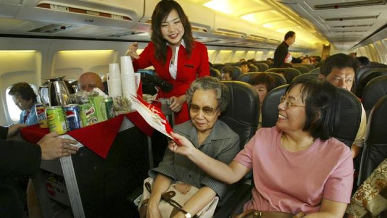 Una bella azafata de China Airlines en plena actividad antes del vuelo.