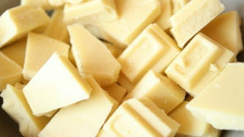 Chocolate blanco: El cacao puro contiene antioxidantes beneficiosos para nuestra salud, pero en el caso del chocolate blanco, el procesamiento al que se somete lleva a perder sus nutrientes y lo convierten más bien en azúcar y grasa.